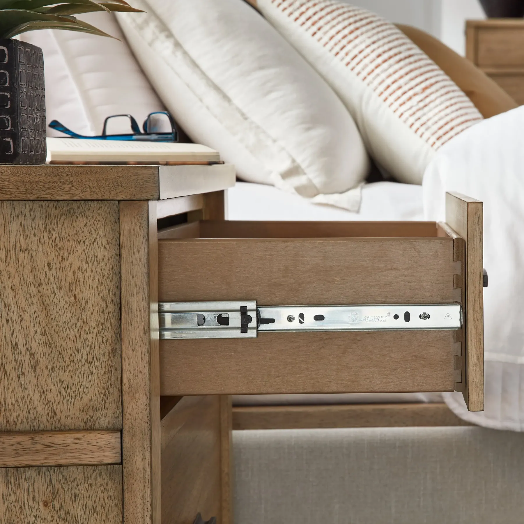 Outlet American Furniture Galleries Tomtyn Nightstand